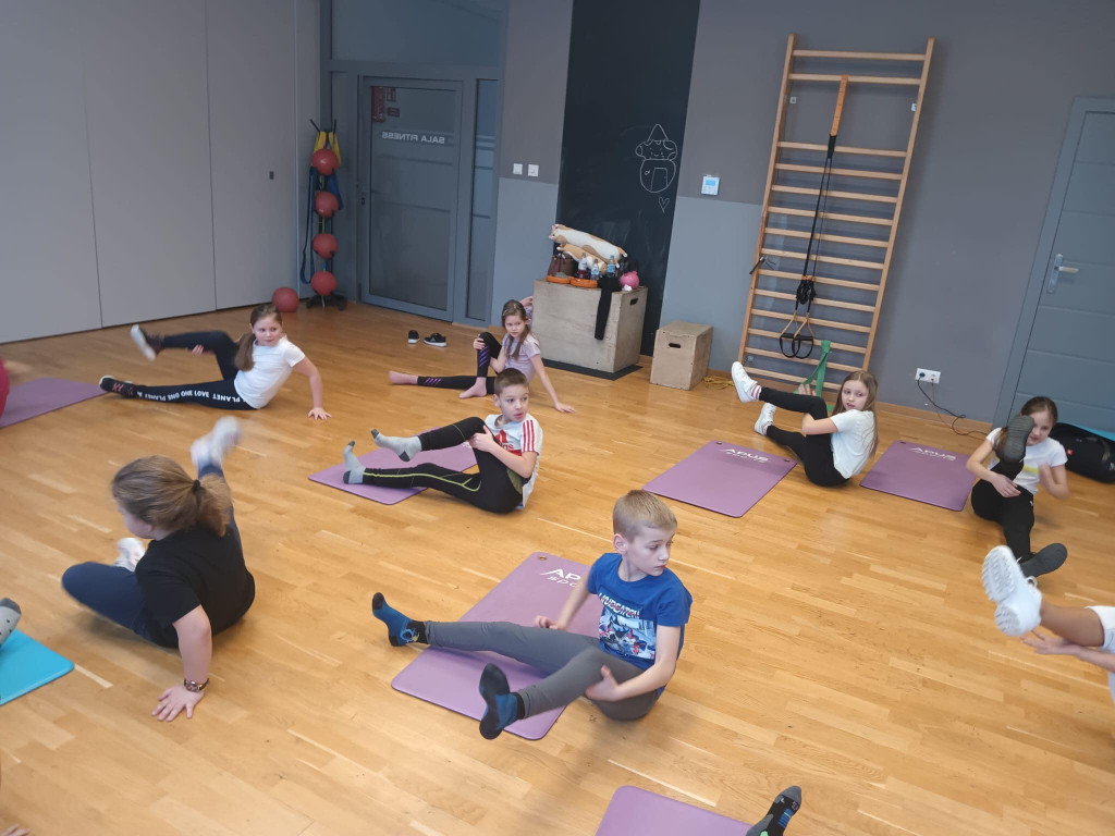 Ferie na  sportowo. W wodzie, przy stole, na lodowisku