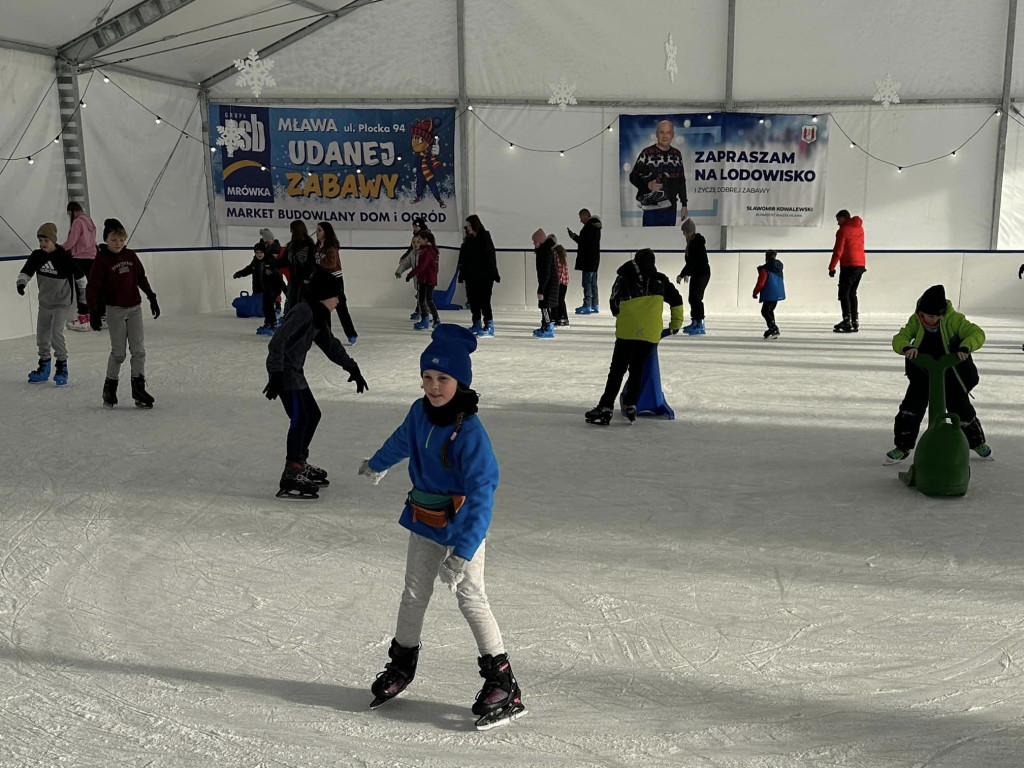 Ferie na  sportowo. W wodzie, przy stole, na lodowisku