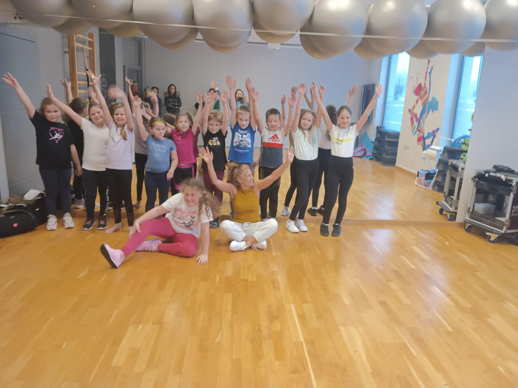 Ferie na  sportowo. W wodzie, przy stole, na lodowisku