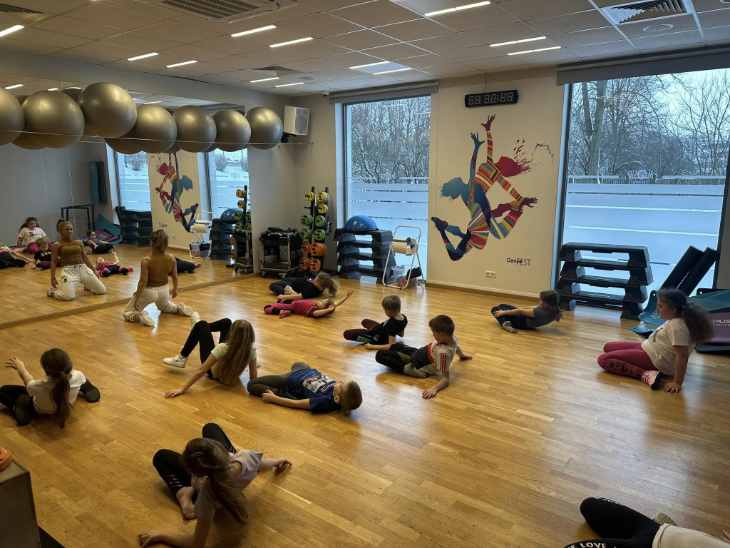 Ferie na  sportowo. W wodzie, przy stole, na lodowisku