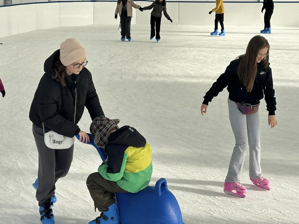 Ferie na  sportowo. W wodzie, przy stole, na lodowisku