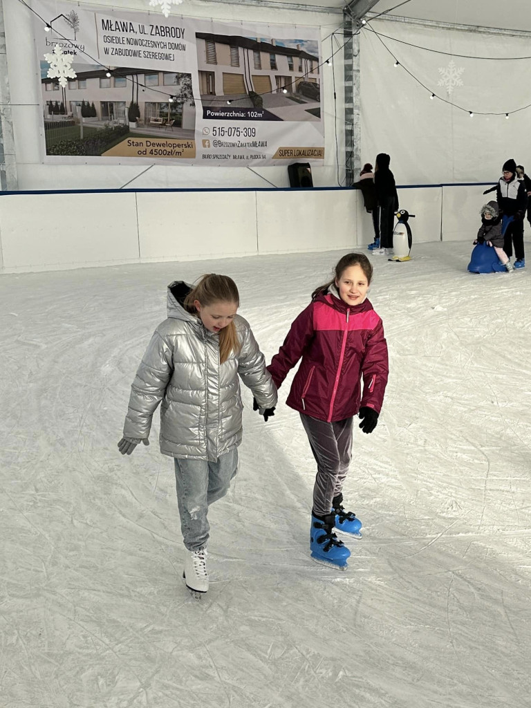 Ferie na  sportowo. W wodzie, przy stole, na lodowisku