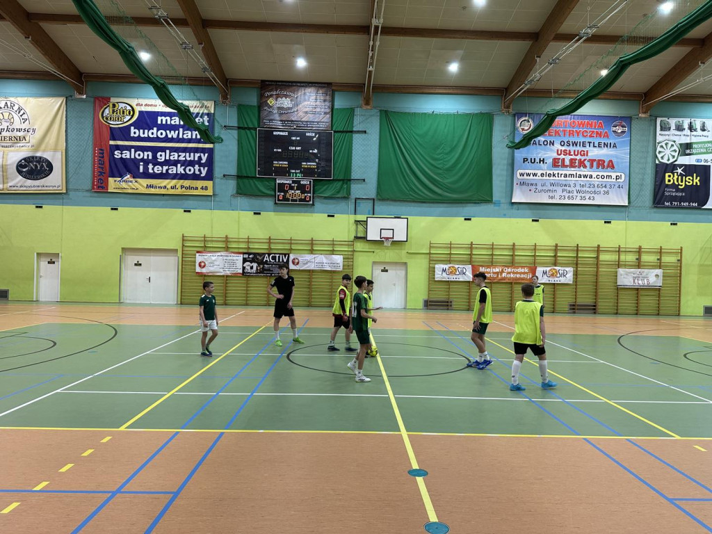 Ferie na  sportowo. W wodzie, przy stole, na lodowisku