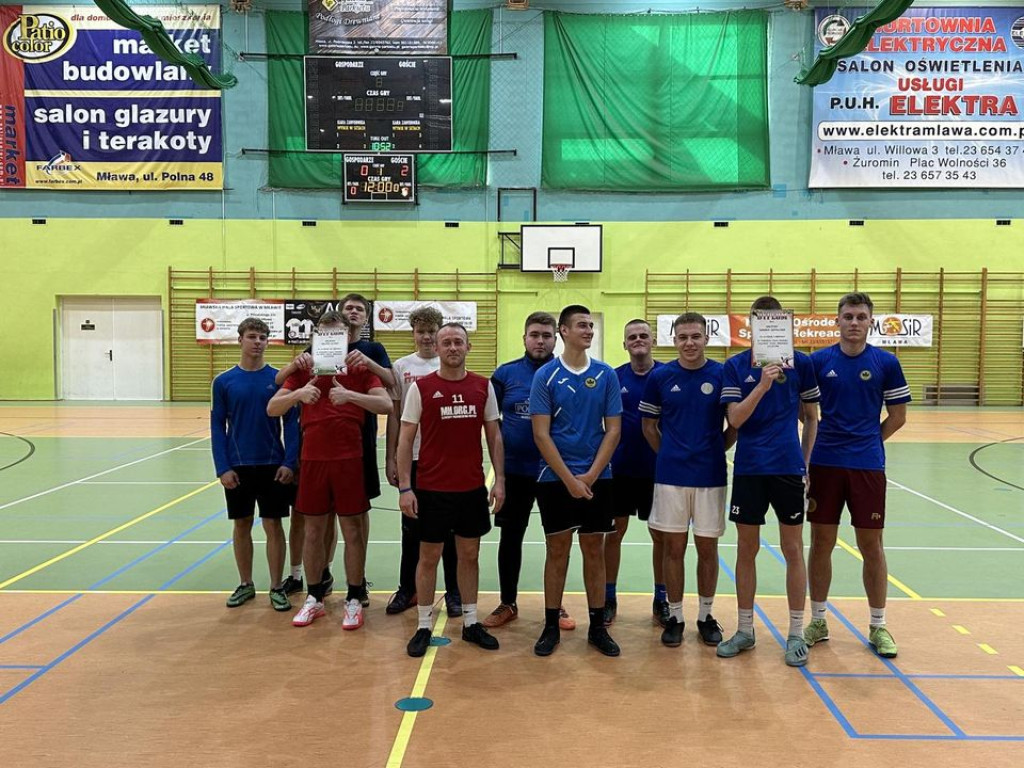 Ferie na  sportowo. W wodzie, przy stole, na lodowisku