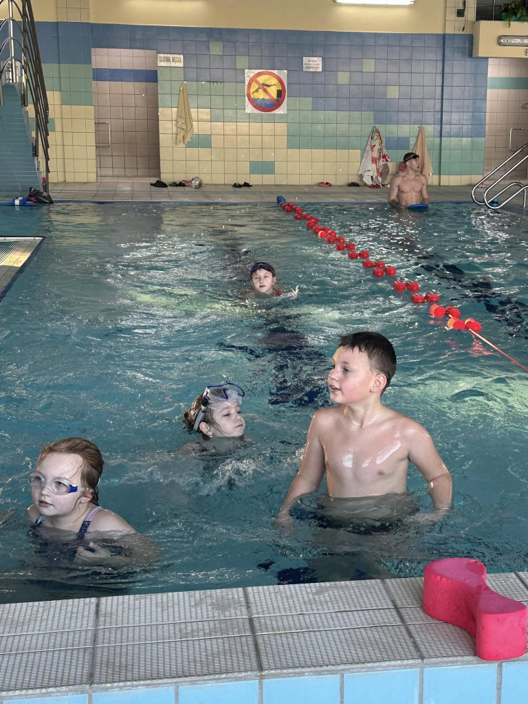 Ferie na  sportowo. W wodzie, przy stole, na lodowisku