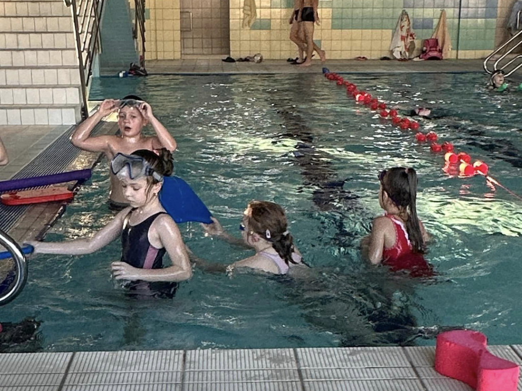 Ferie na  sportowo. W wodzie, przy stole, na lodowisku