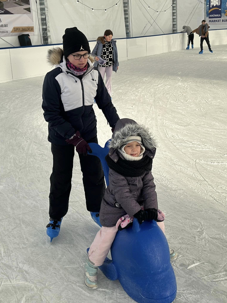 Ferie na  sportowo. W wodzie, przy stole, na lodowisku