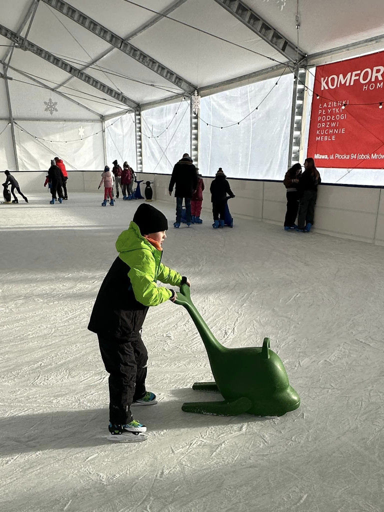 Ferie na  sportowo. W wodzie, przy stole, na lodowisku