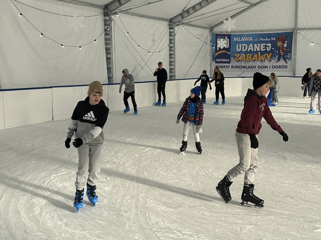 Ferie na  sportowo. W wodzie, przy stole, na lodowisku