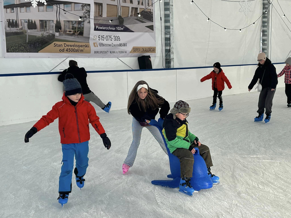 Ferie na  sportowo. W wodzie, przy stole, na lodowisku