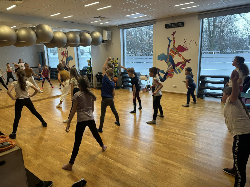 Ferie na  sportowo. W wodzie, przy stole, na lodowisku