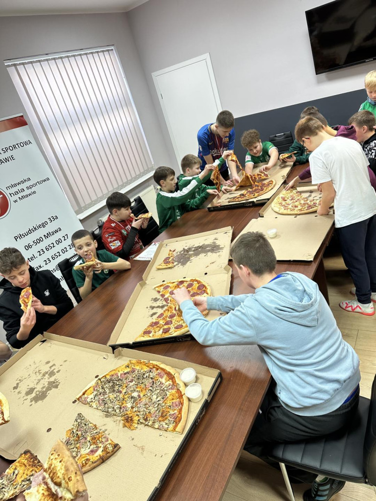 Ferie na  sportowo. W wodzie, przy stole, na lodowisku