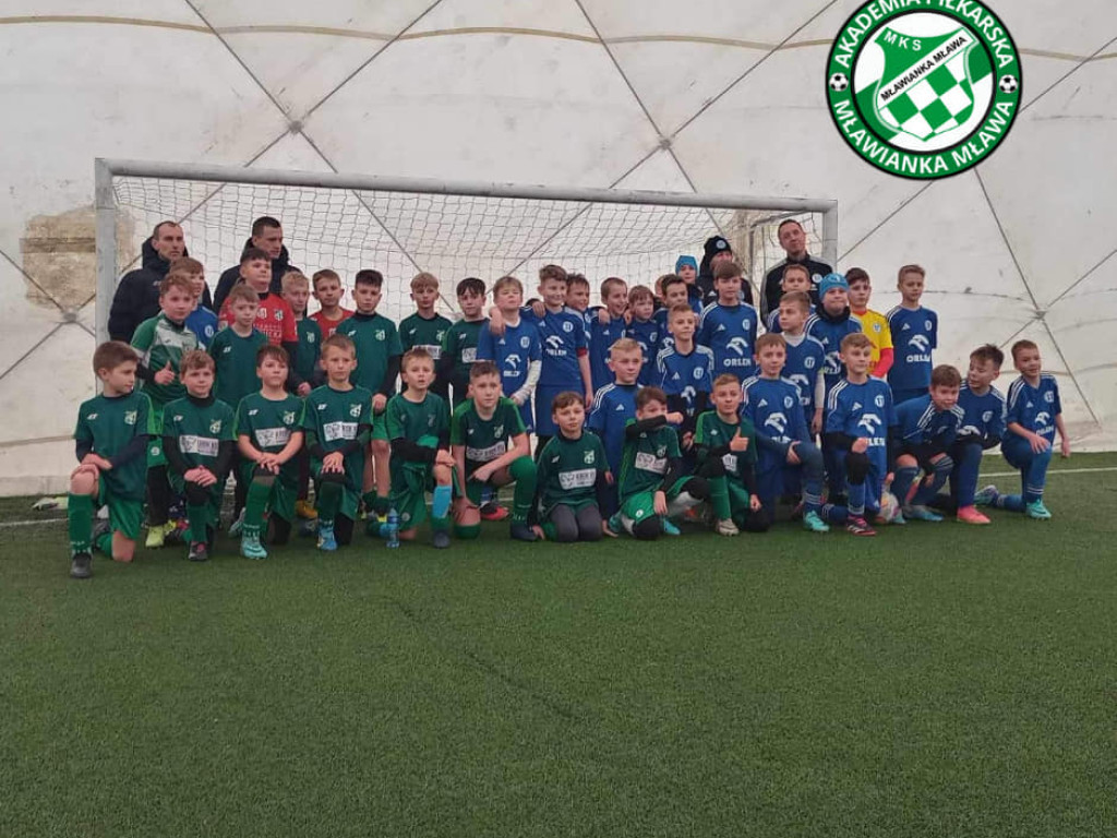 Młodzież gra i się uczy. Na hali i na dworze