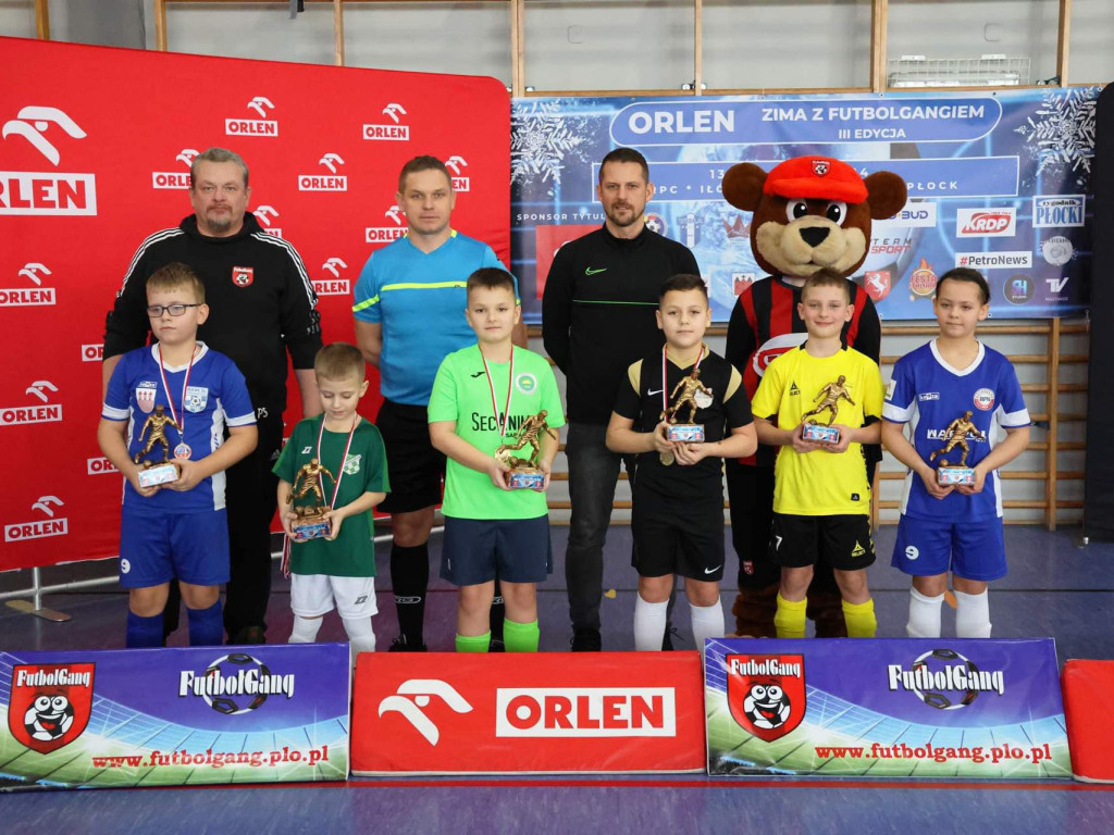 Młodzież gra i się uczy. Na hali i na dworze