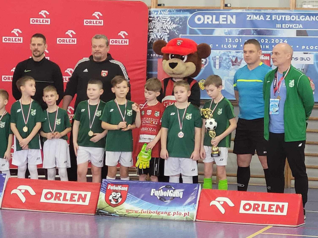 Młodzież gra i się uczy. Na hali i na dworze