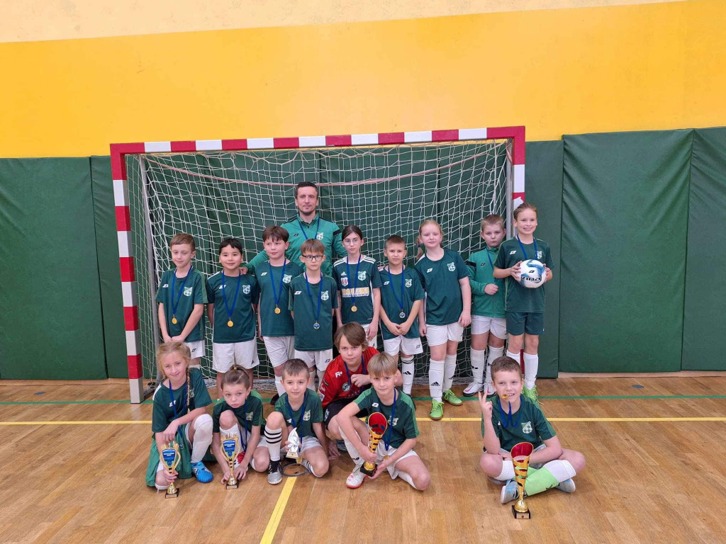 Młodzież gra i się uczy. Na hali i na dworze