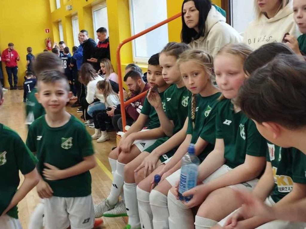 Młodzież gra i się uczy. Na hali i na dworze