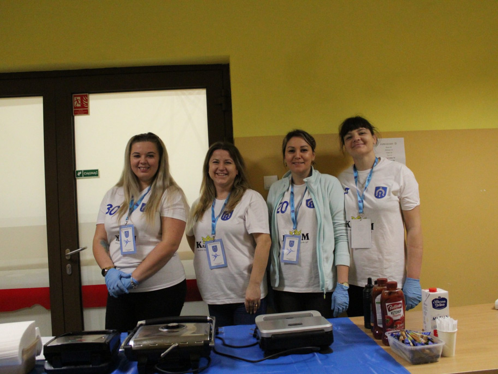 Młodzież gra i się uczy. Na hali i na dworze