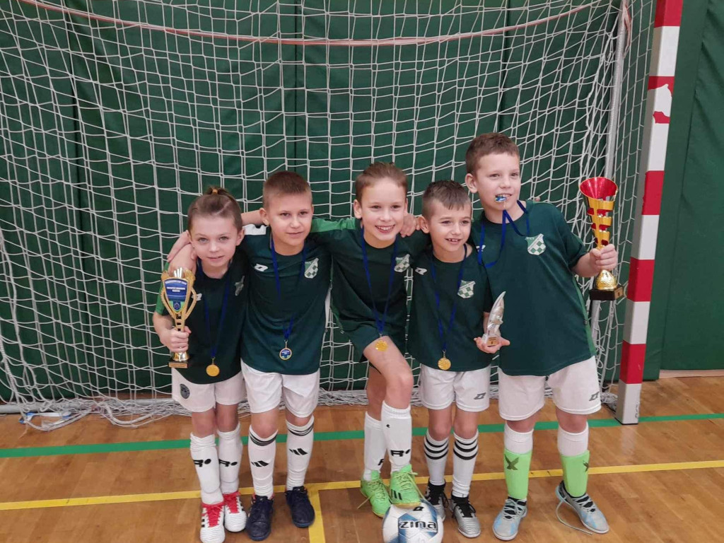 Młodzież gra i się uczy. Na hali i na dworze