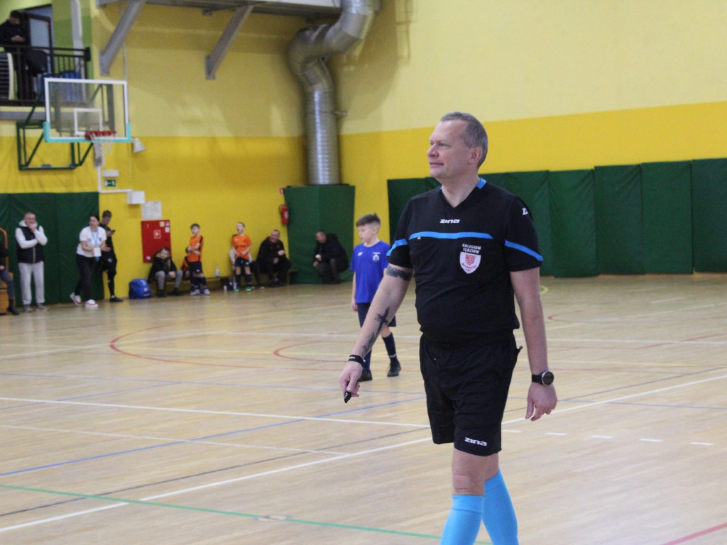 Młodzież gra i się uczy. Na hali i na dworze