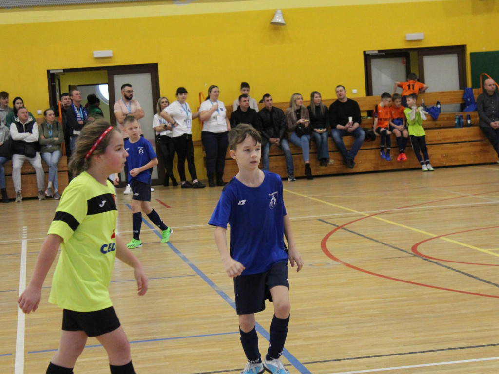 Młodzież gra i się uczy. Na hali i na dworze