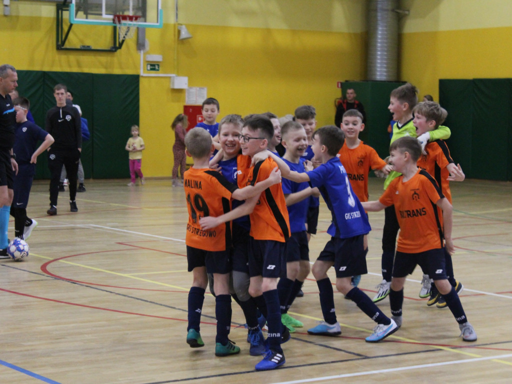 Młodzież gra i się uczy. Na hali i na dworze