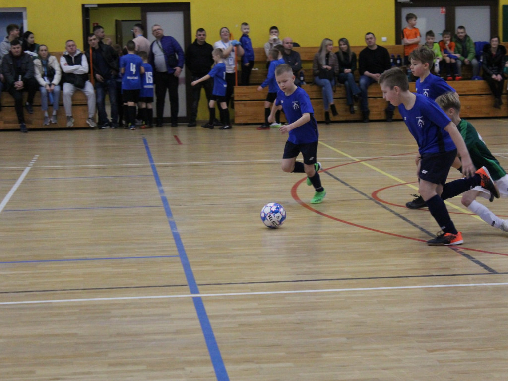 Młodzież gra i się uczy. Na hali i na dworze