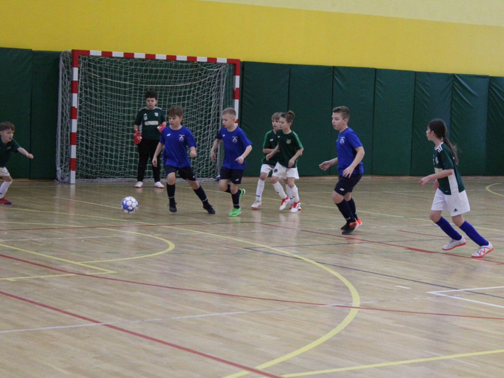 Młodzież gra i się uczy. Na hali i na dworze