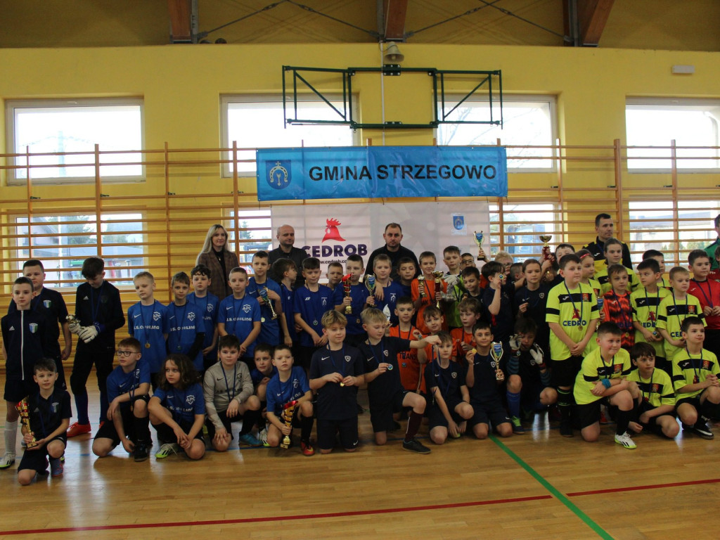 Młodzież gra i się uczy. Na hali i na dworze