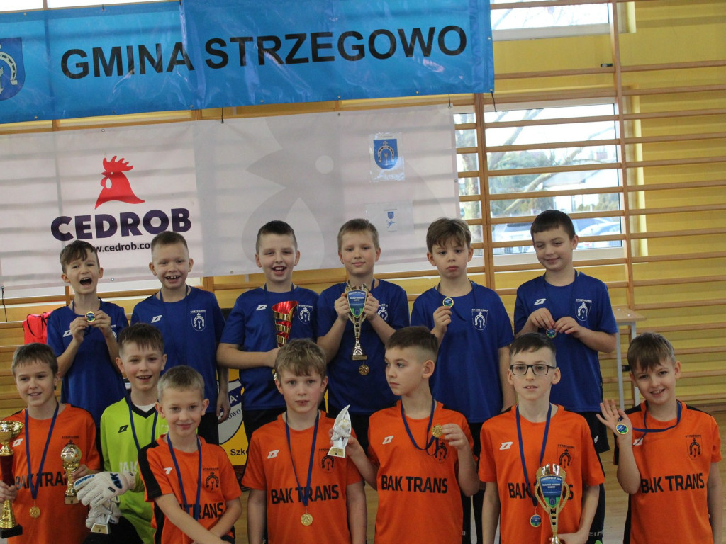 Młodzież gra i się uczy. Na hali i na dworze