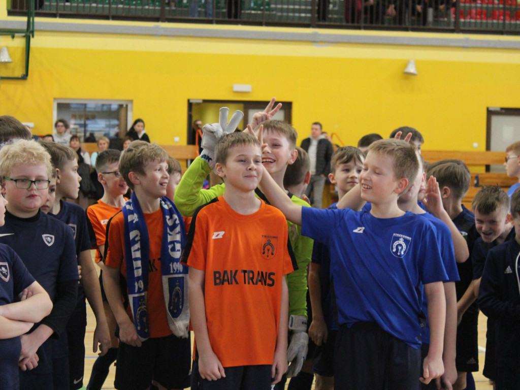 Młodzież gra i się uczy. Na hali i na dworze