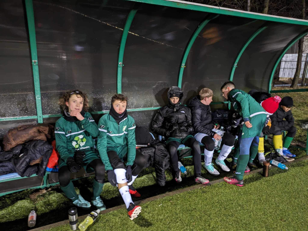 Młodzież gra i się uczy. Na hali i na dworze