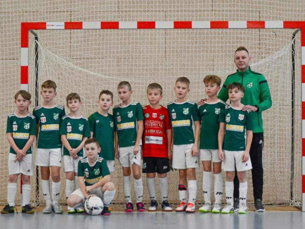 Młodzież gra i się uczy. Na hali i na dworze