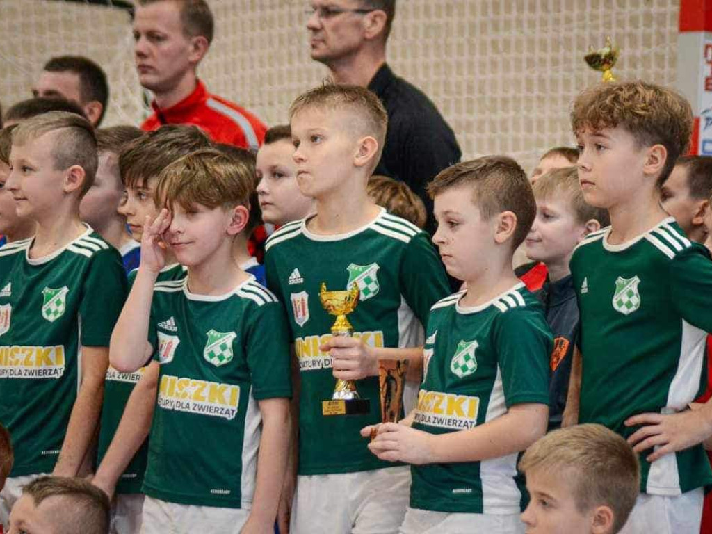 Młodzież gra i się uczy. Na hali i na dworze