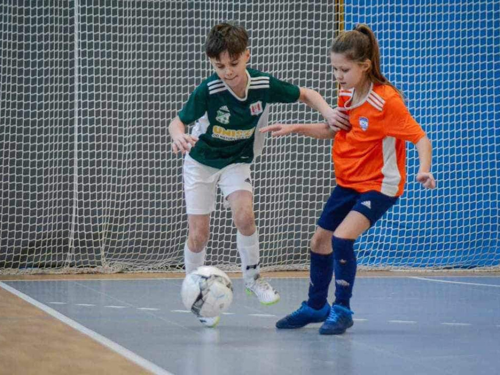 Młodzież gra i się uczy. Na hali i na dworze