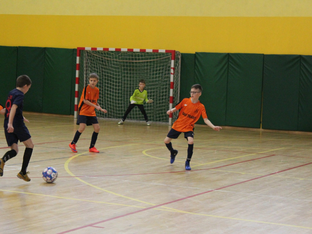 Młodzież gra i się uczy. Na hali i na dworze