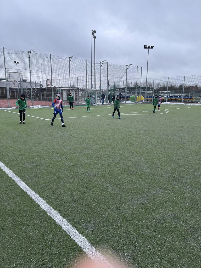 Młodzież gra i się uczy. Na hali i na dworze