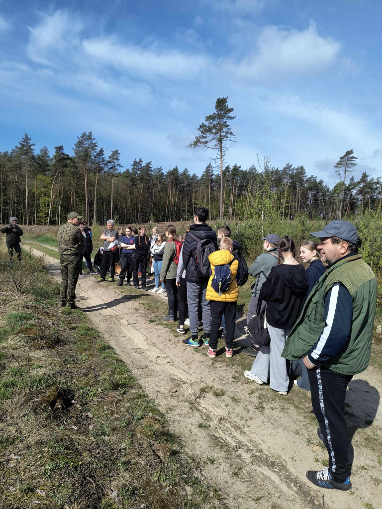 Mieszkańcy w akcji sadzenia lasu [ZDJĘCIA I FILMY]