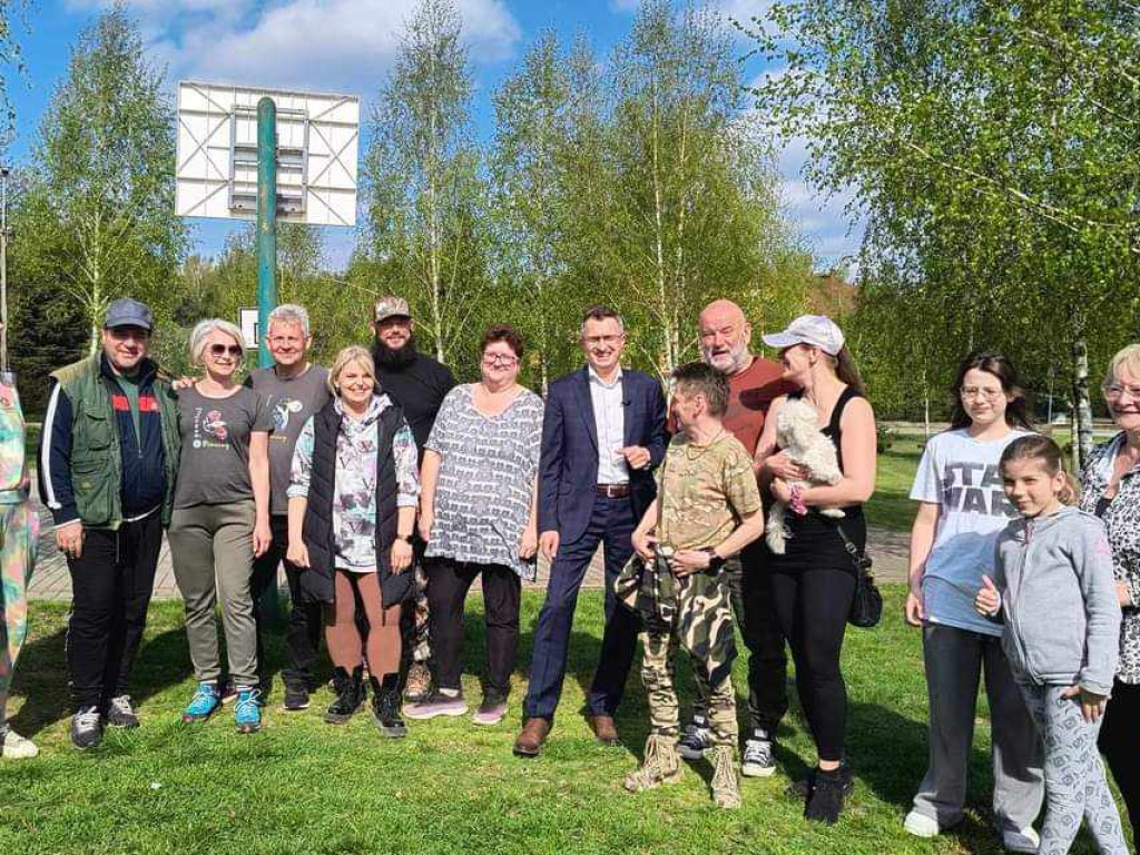 Mieszkańcy w akcji sadzenia lasu [ZDJĘCIA I FILMY]