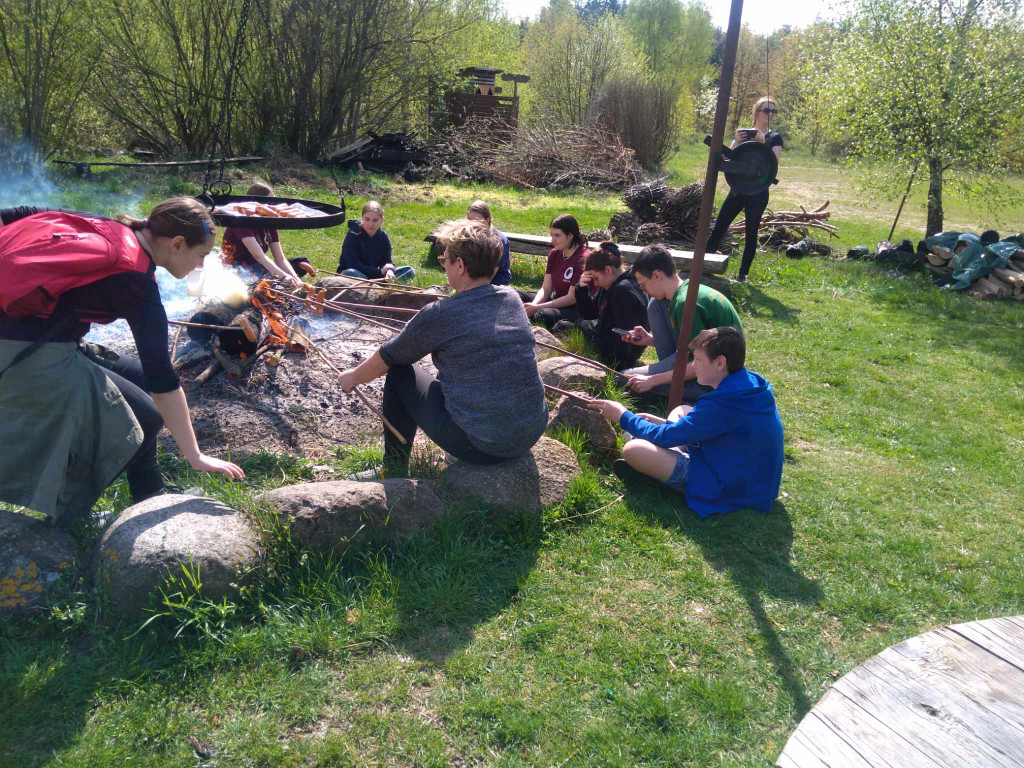 Mieszkańcy w akcji sadzenia lasu [ZDJĘCIA I FILMY]