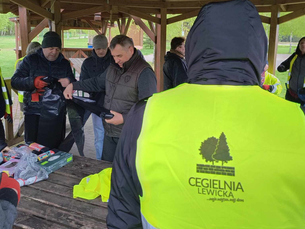 Niestraszna im była aura. Mieszkańcy w akcji