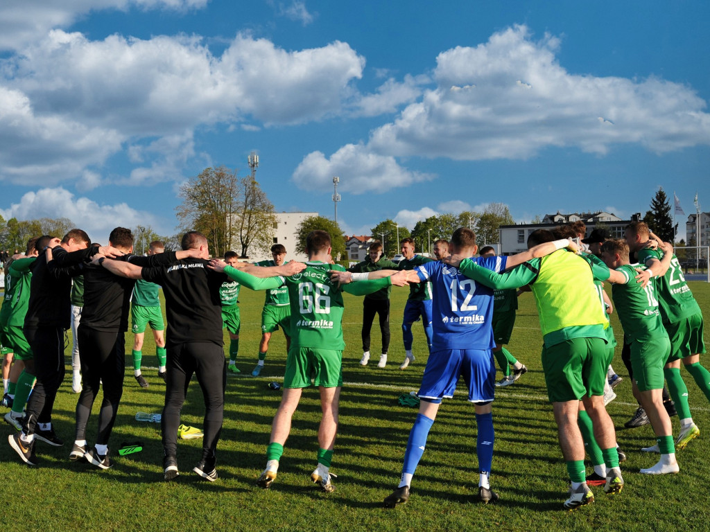 Hurenko główkuje, są punkty.  Drugi z rzędu triumf Mławianki