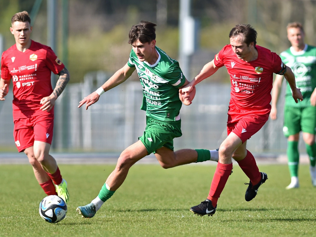 Hurenko główkuje, są punkty.  Drugi z rzędu triumf Mławianki