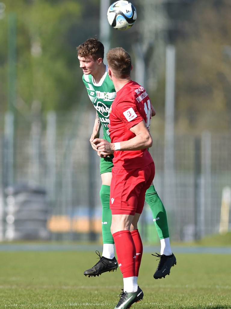 Hurenko główkuje, są punkty.  Drugi z rzędu triumf Mławianki