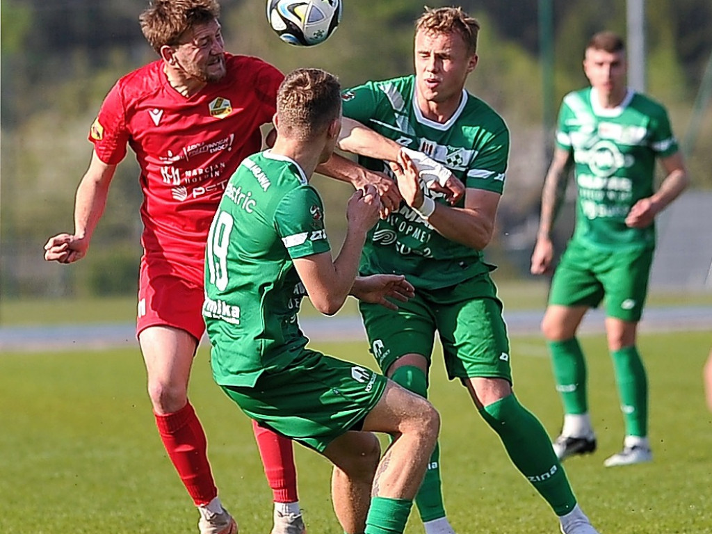 Hurenko główkuje, są punkty.  Drugi z rzędu triumf Mławianki