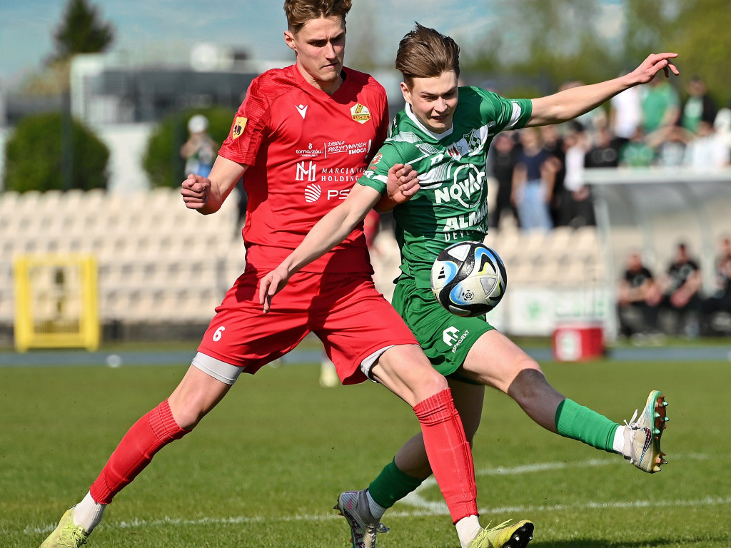 Hurenko główkuje, są punkty.  Drugi z rzędu triumf Mławianki