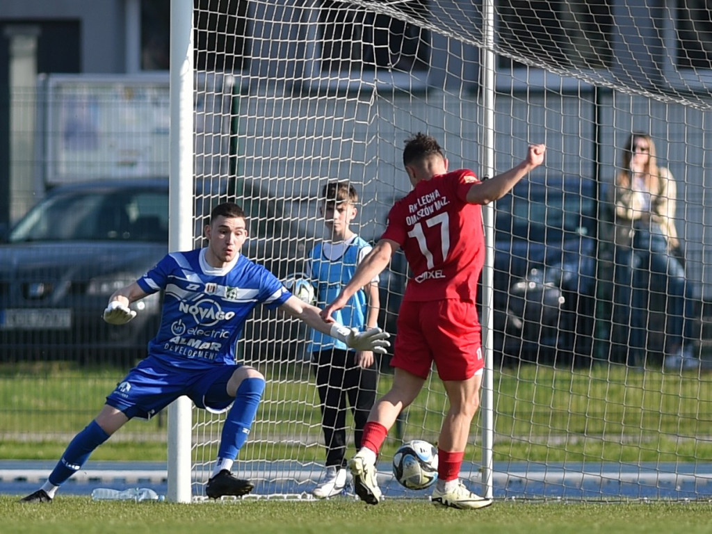 Hurenko główkuje, są punkty.  Drugi z rzędu triumf Mławianki