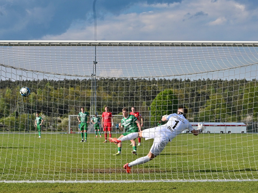 Hurenko główkuje, są punkty.  Drugi z rzędu triumf Mławianki