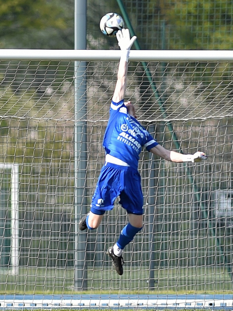 Hurenko główkuje, są punkty.  Drugi z rzędu triumf Mławianki