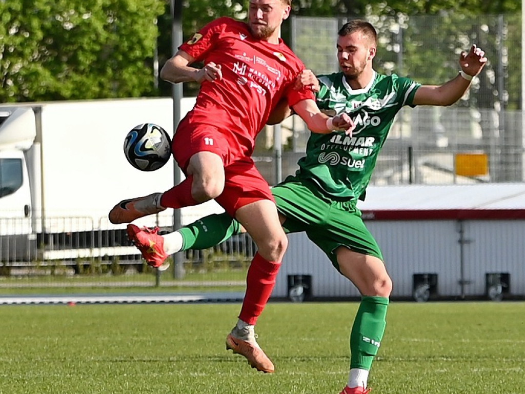 Hurenko główkuje, są punkty.  Drugi z rzędu triumf Mławianki